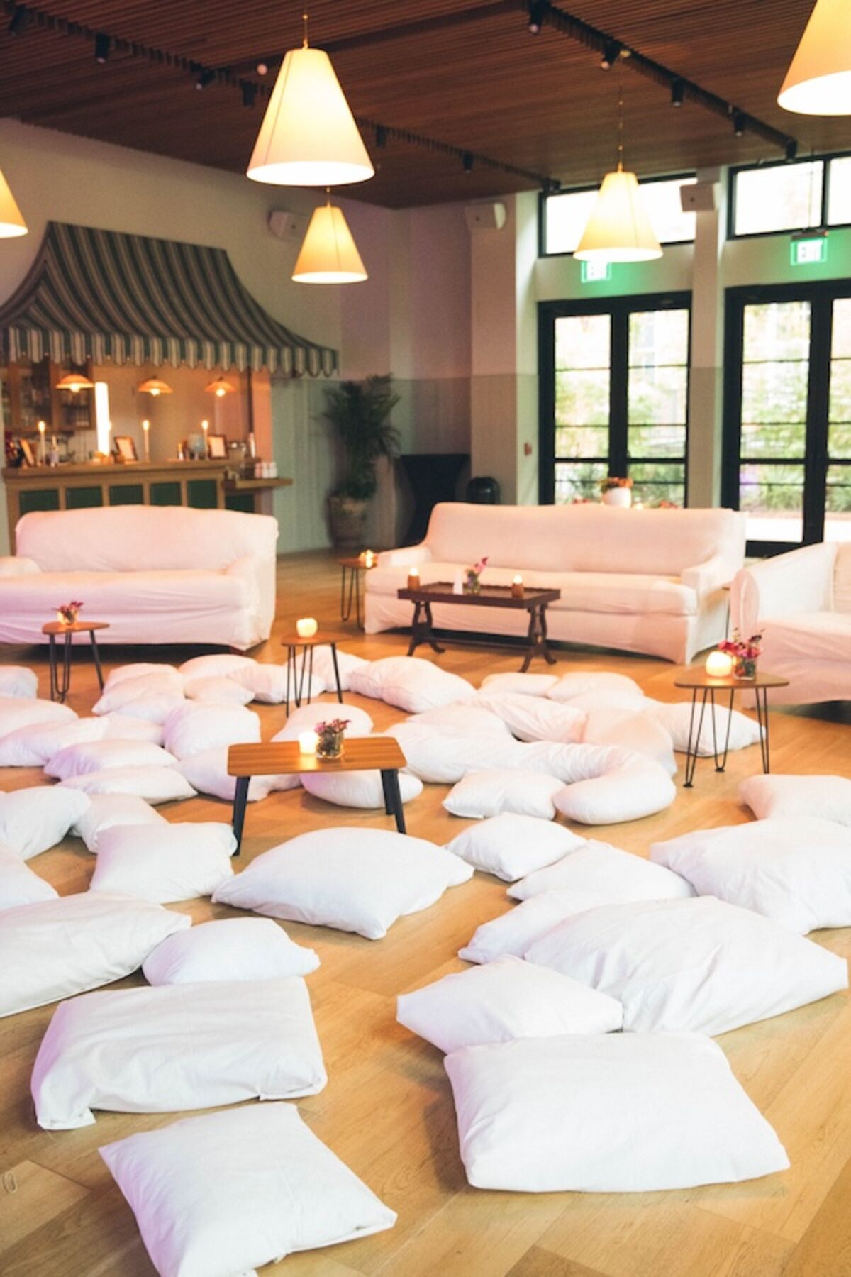 COUCHES intimate setup